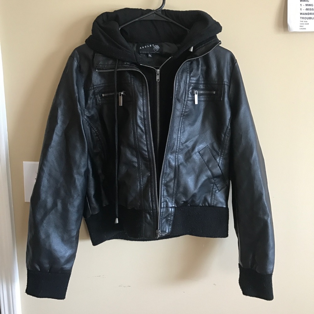 Ashley faux leather bomber jacket🖤😍 so cute!